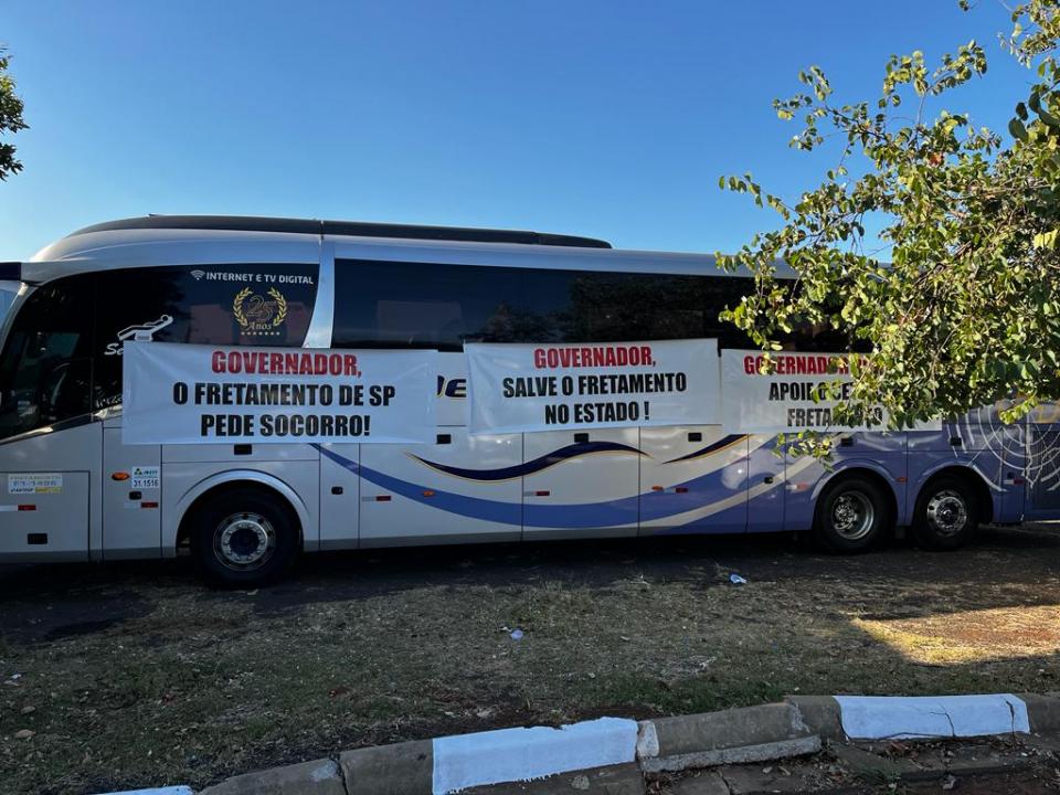 Foto 2 de 2 — Fretadores protestam durante visita de governador em Araraquara